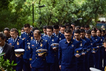 广东消防部门清明节祭奠先烈 传承红色基因弘扬英烈精神