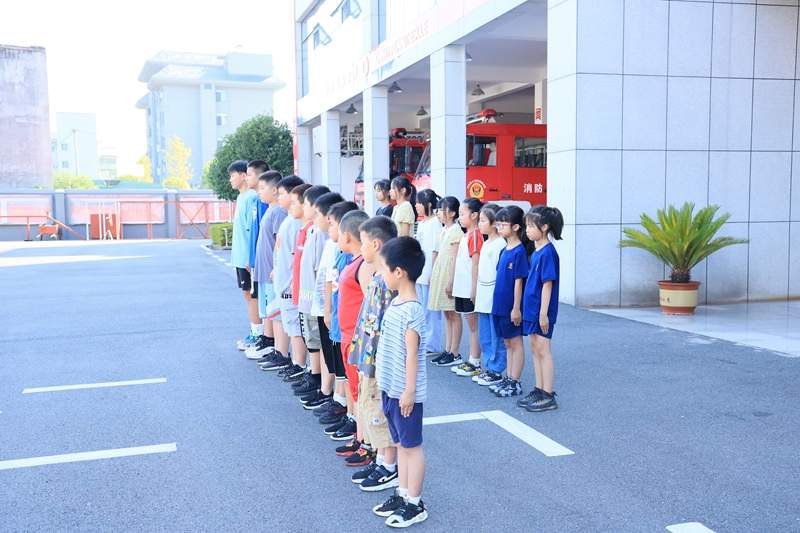消防研学点燃职业理想，青少年体验消防员日常
