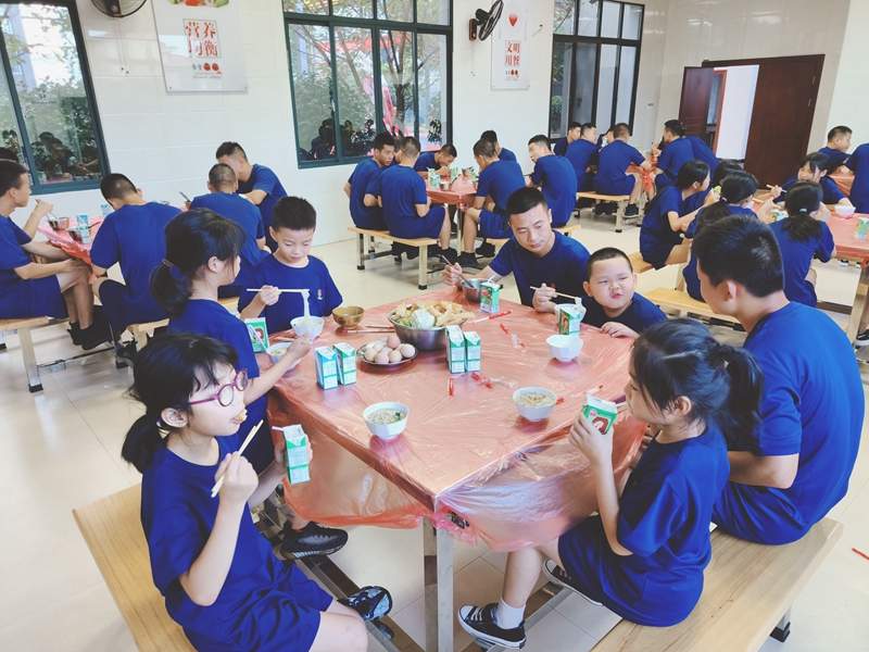 消防研学点燃职业理想，青少年体验消防员日常