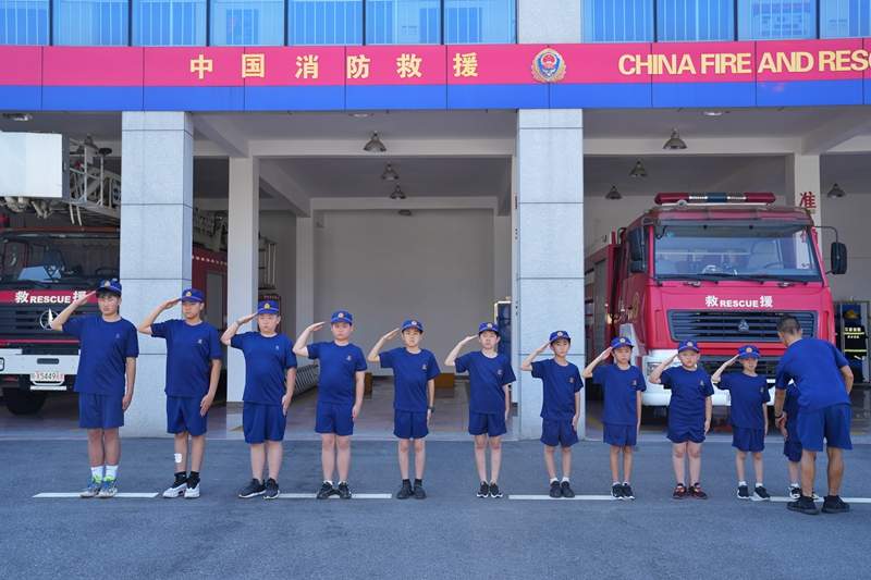 消防研学点燃职业理想，青少年体验消防员日常