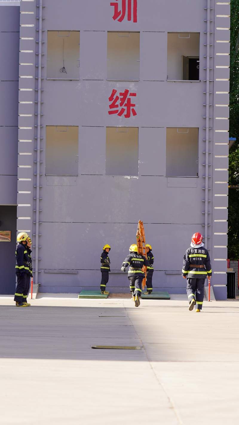 宁夏中卫消防员鏖战高温砺意志