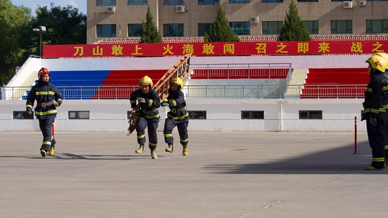 宁夏中卫消防员鏖战高温砺意志