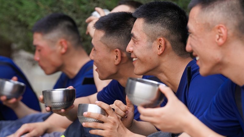 宁夏中卫消防员鏖战高温砺意志