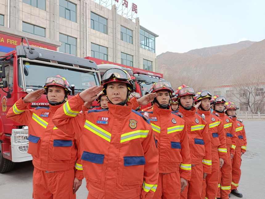 人民消防为人民，雷锋精神见证尖扎大队奉献之路