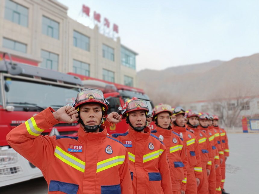 人民消防为人民，雷锋精神见证尖扎大队奉献之路