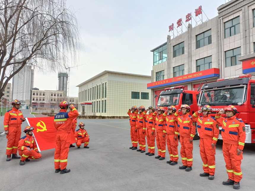 人民消防为人民，雷锋精神见证尖扎大队奉献之路