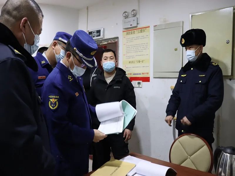 节日期间消防安全防控 消防指战员24小时值守守护万家灯火