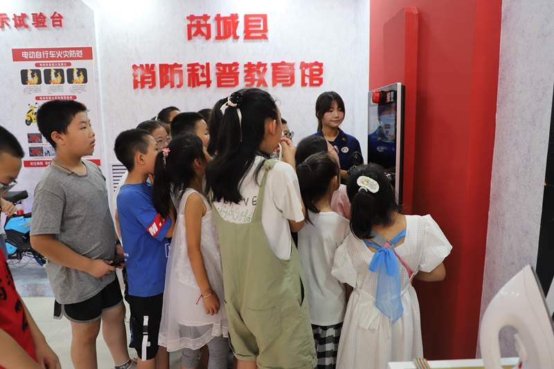 学生走进消防队体验"开学第一课"学消防常识