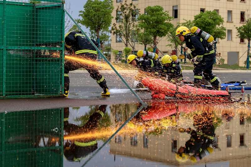 河南省消防比武竞赛聚焦水域救援及攻坚技巧提升