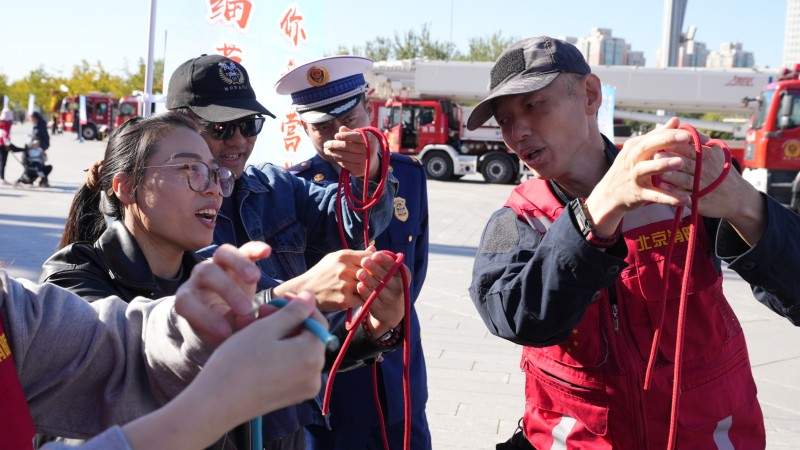 北京消防宣传月比武大赛聚焦实战技能训练