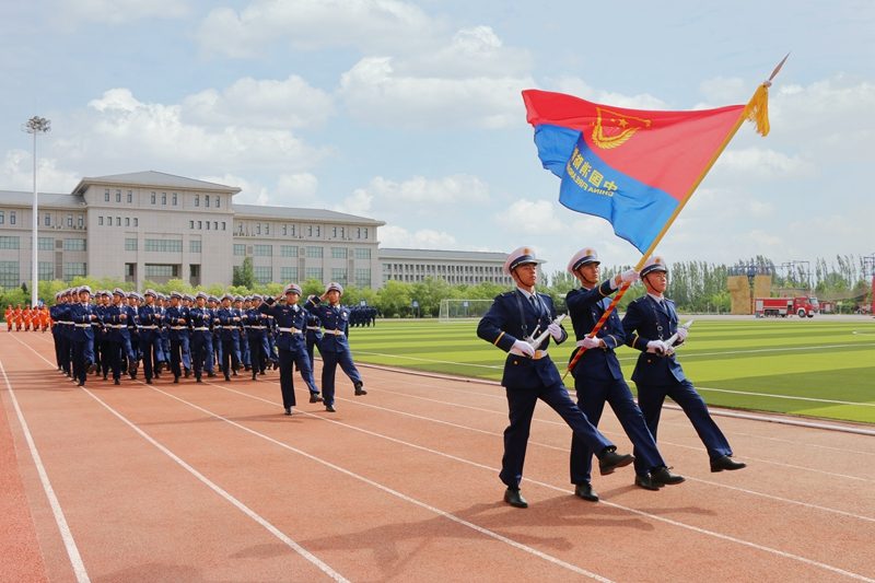 消防指战员使命担当守护人民群众安全