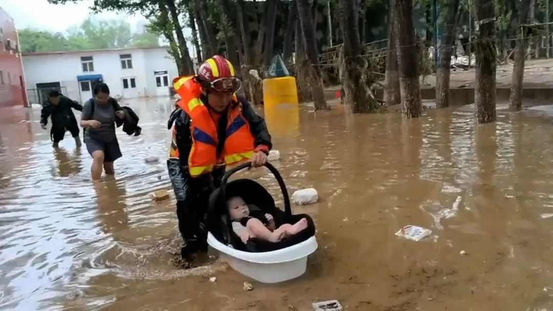 北京消防奋战强降雨 全力守护群众生命安全 北京消防奋战强降雨 全力守护群众生命安全