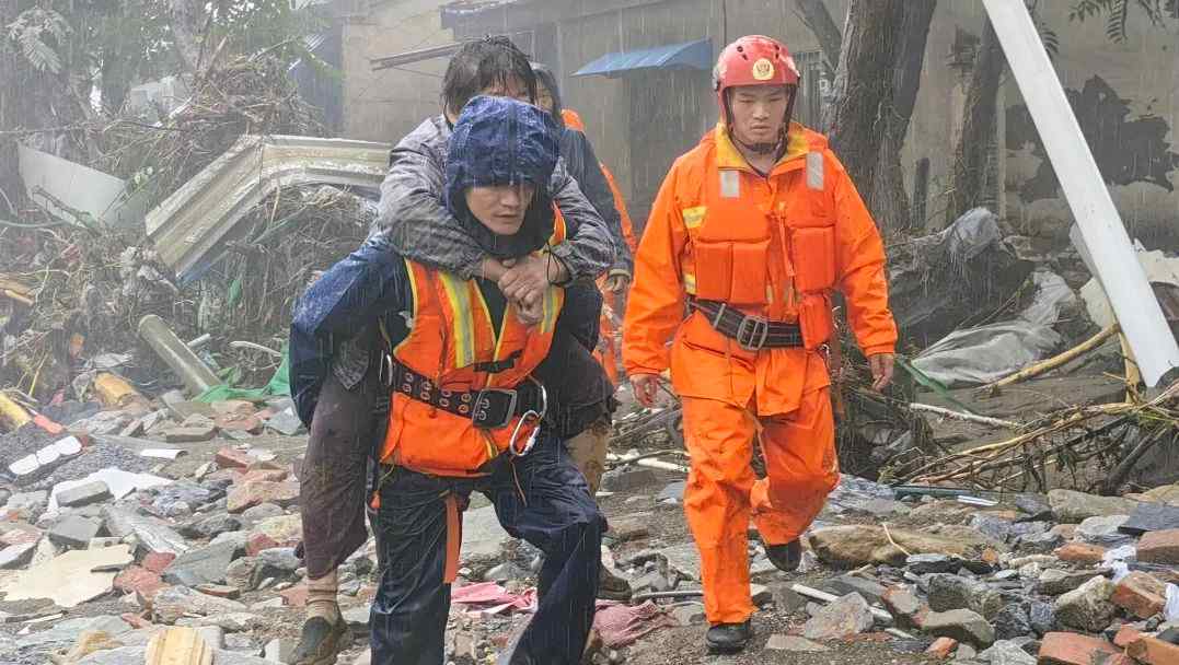 北京消防奋战强降雨 全力守护群众生命安全 北京消防奋战强降雨 全力守护群众生命安全
