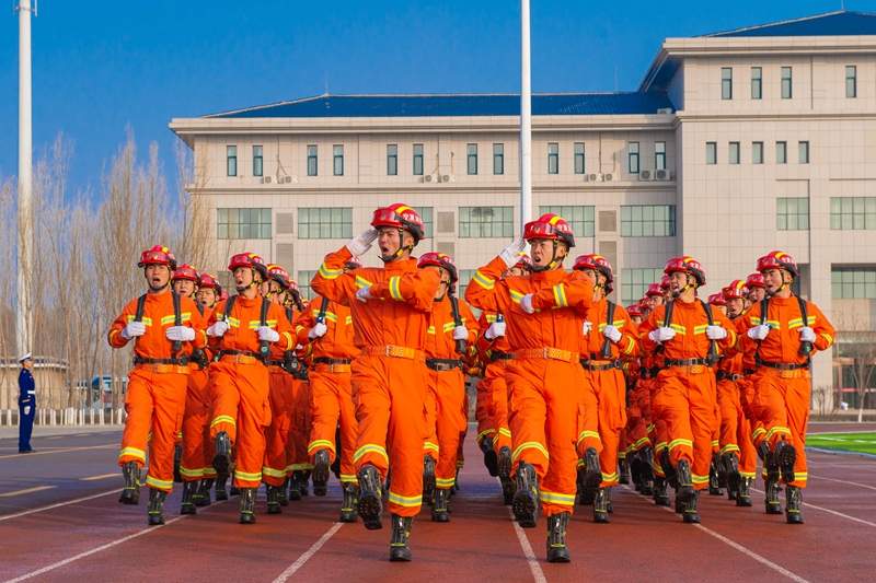 消防指战员使命担当守护人民群众安全