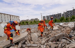 新疆消防跨区域地震救援实战演练提升应急能力 新疆消防跨区域地震救援实战演练提升应急能力