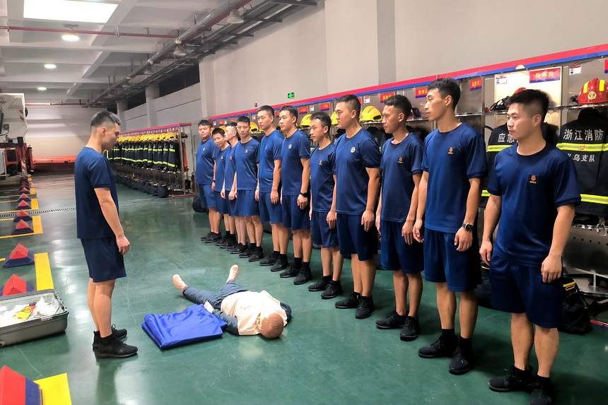 浙江义乌消防救援站开展应急救护训练 提升自救互救与作战安全能力