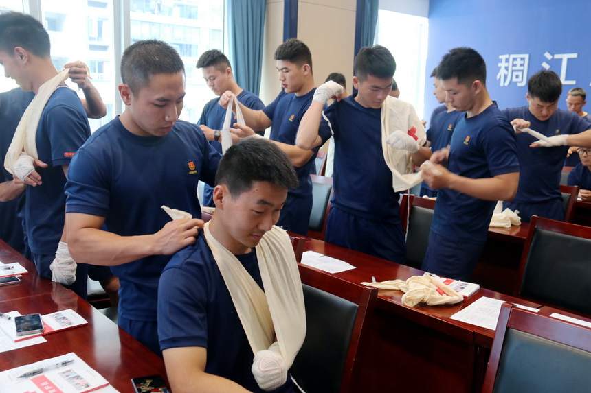 浙江义乌消防救援站开展应急救护训练 提升自救互救与作战安全能力