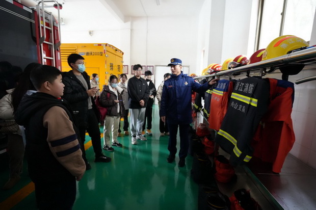 大学生志愿者消防站参访学习安全知识
