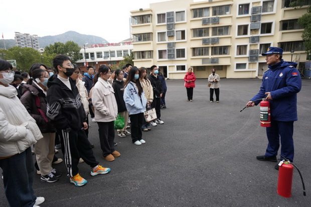大学生志愿者消防站参访学习安全知识