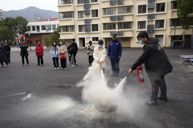 大学生志愿者消防站参访学习安全知识