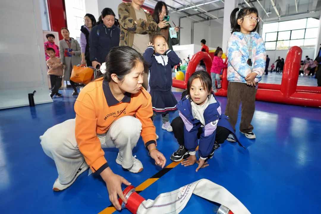 群众亲身体验消防技能 山东队站开放日聚焦安全教育