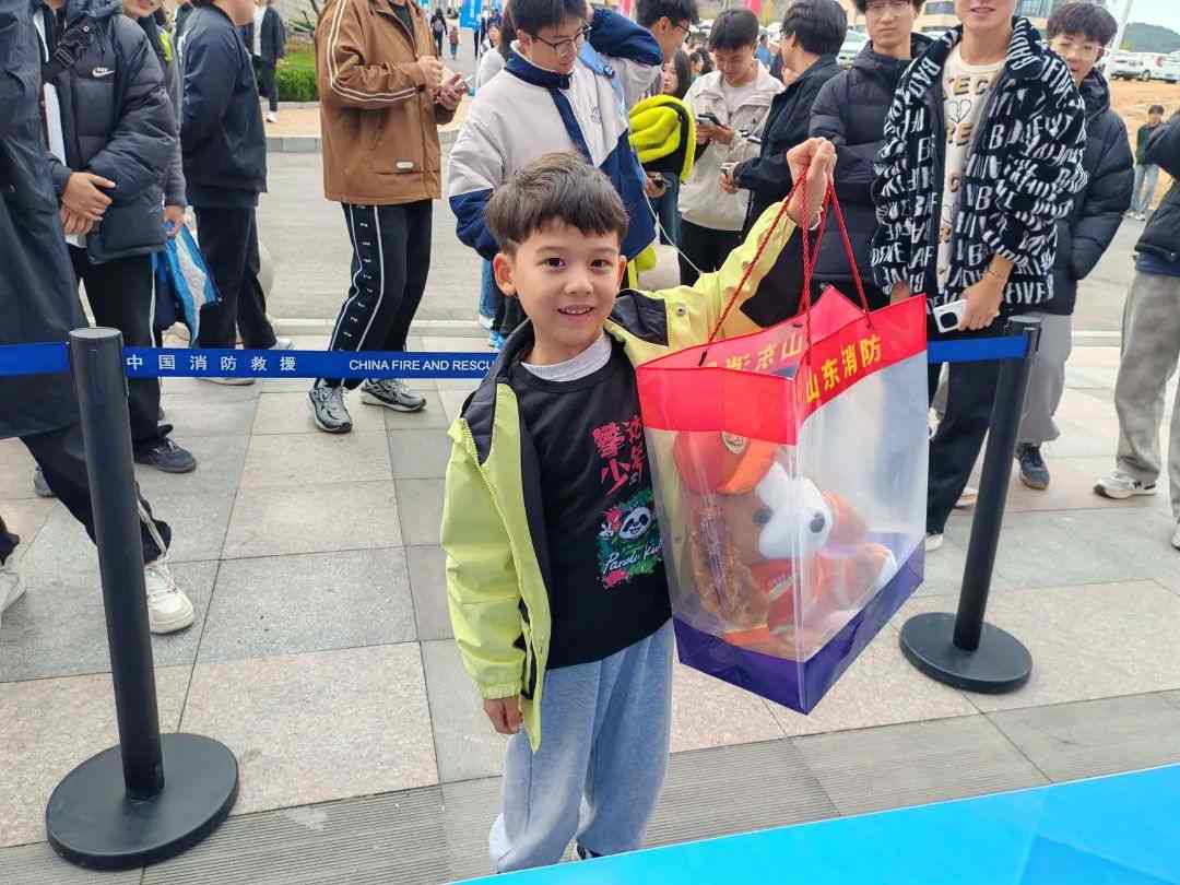 群众亲身体验消防技能 山东队站开放日聚焦安全教育