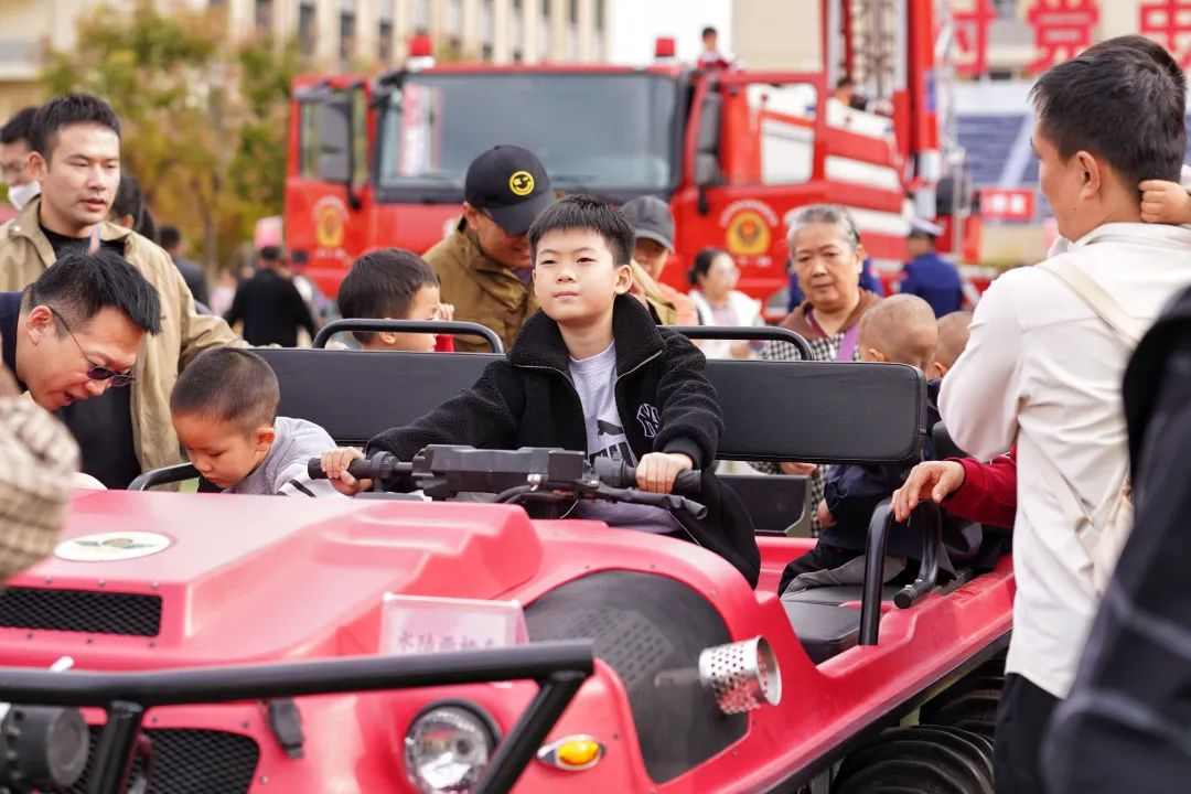 群众亲身体验消防技能 山东队站开放日聚焦安全教育