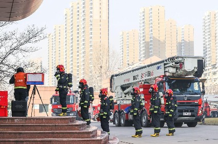 破解高层火灾五大难题 消防实战演习检验联合作战能力