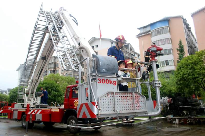 “蓝朋友”护航六一 伴你一路“童”行