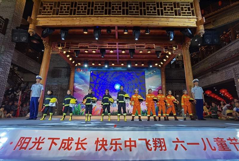 “蓝朋友”护航六一 伴你一路“童”行