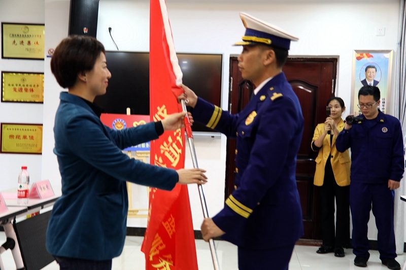 “刘三姐”为消防志愿者服务站揭牌