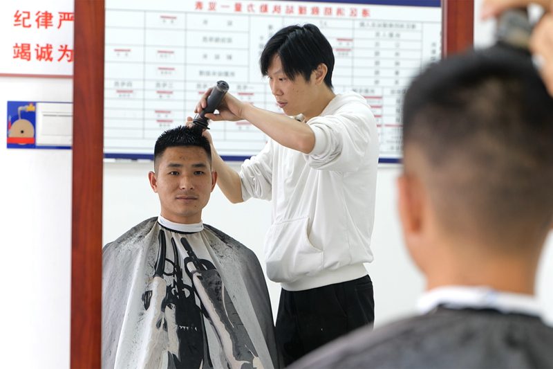 为了一句约定，他坚持了8年