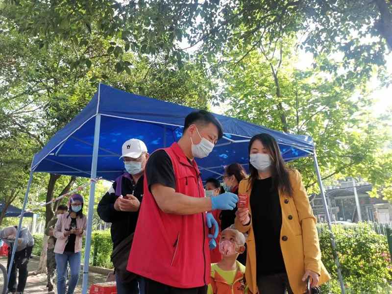 核酸检测卡变身消防宣传载体 有效提升居民安全意识