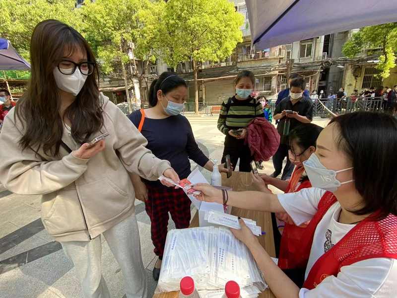 核酸检测卡变身消防宣传载体 有效提升居民安全意识