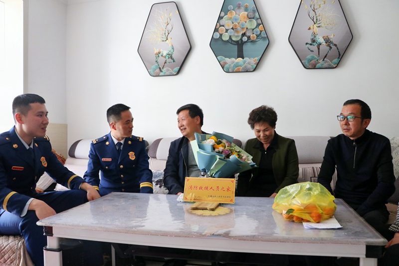 “消防救援人员之家”光荣牌来了！
