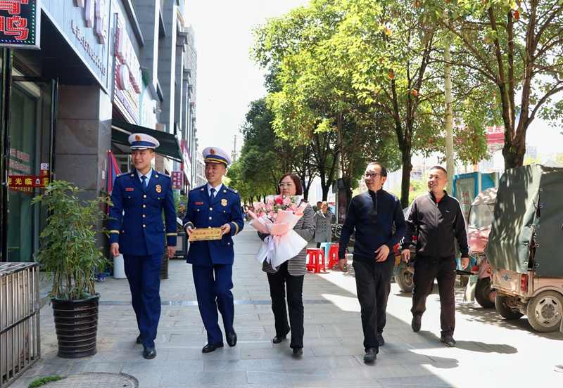 “消防救援人员之家”光荣牌来了！