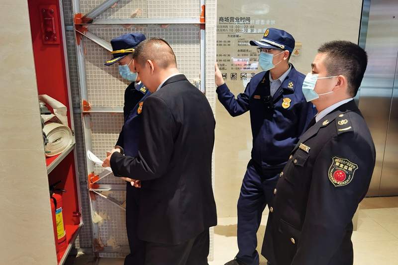 冬季火灾防控强化 高层建筑安全宣传入户